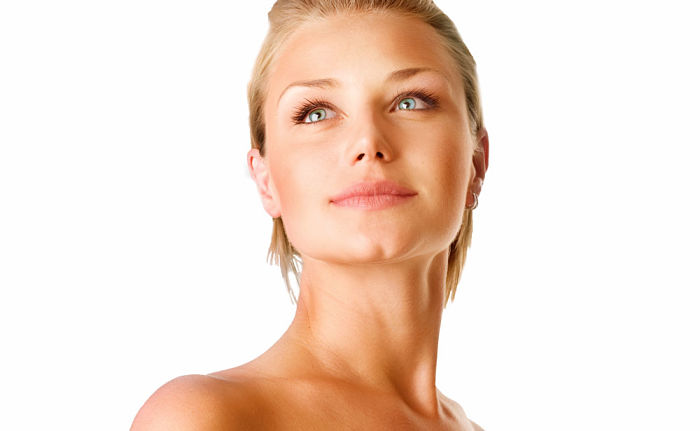 mujer con piel fuerte y saludable