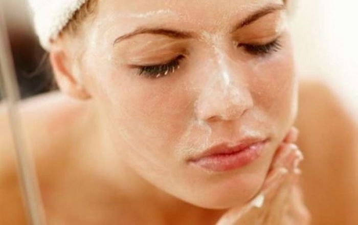 mujer aplicando una mascarilla casera para cuidar su piel