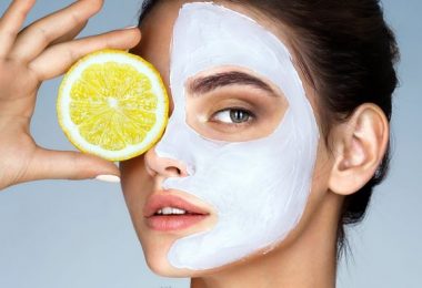 Mujer aplicando limón a su piel para mejorar la salud de la piel