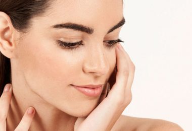 mujer con piel saludable por los beneficios de los aminoácidos