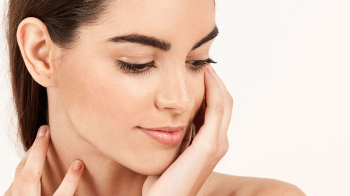 mujer con piel saludable por los beneficios de los aminoácidos