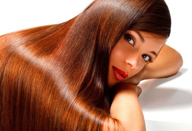 mujer con cabello largo y saludable, aprende a tener un cabello saludable