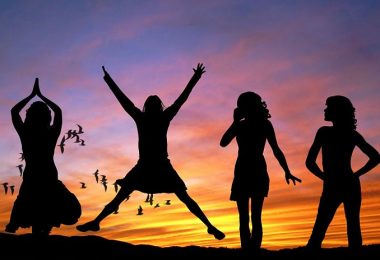 Siluetas de 4 mujeres felices con atardecer de fondo, se feliz y aprende a mejorar tu autoestima