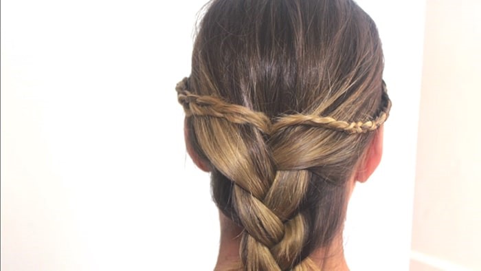 Peinado fácil de trenzas y moño suelto
