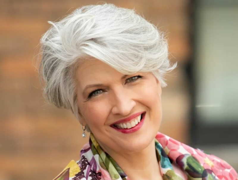 Mujer madura con un corte de pelo pixie