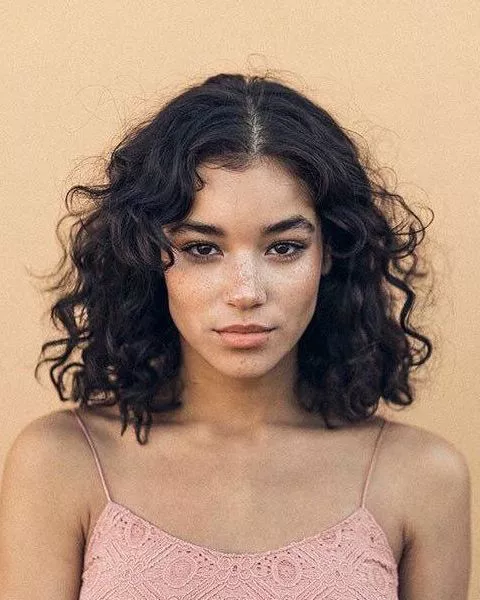 Mujer con rizos sueltos