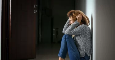 Mujer que sufre taque de pánico
