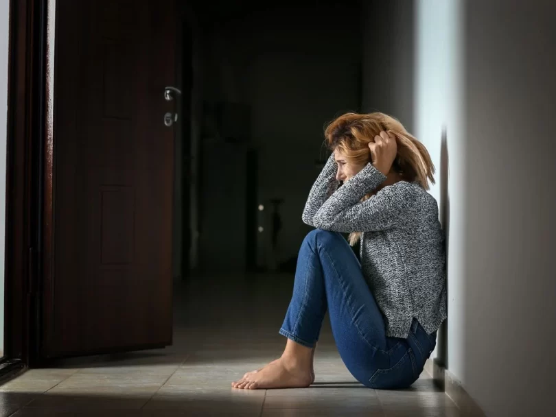 Mujer que sufre taque de pánico