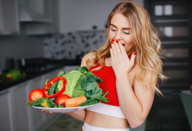 Mujer que come alimentos ricos en fibra