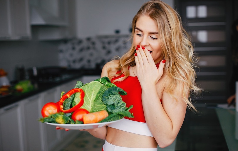 Mujer que come alimentos ricos en fibra