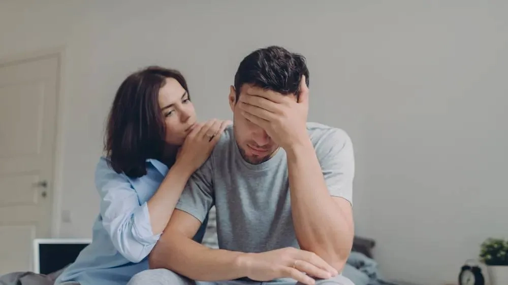 Hombre que miente para manipular
